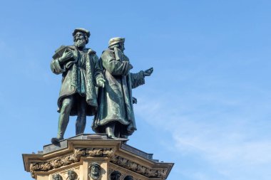 Frankfurt, Almanya - 3 Mart 2024: Güney Rossmarkt 'taki Johannes Gutenberg anıtı heykeltıraş Eduard Schmidt von der Launitz tarafından yapıldı. Johannes Gutenberg - kitap basımının mucidi.