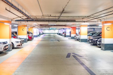 Paderborn, Almanya - 13 Mart 2024: Paderborn 'daki otoparkta arabalar.