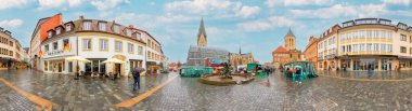Paderborn, Almanya - 13 Mart 2024: Yağmurlu havada Paderborn 'daki katedralin ve pazar meydanının manzaralı panoramik manzarası.