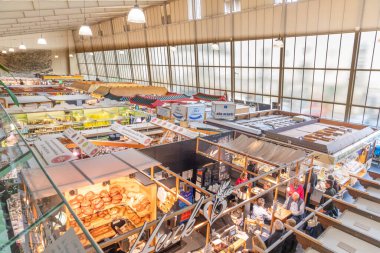 Frankfurt, Almanya - 16 Mart 2024: İnsanlar Frankfurt, Almanya 'daki Kleinmarkthalle' de alışveriş yapmayı seviyor. 1954 'teki salon, 1500 SQM ile Frankfurt' taki en ünlü taze gıda pazarıdır..