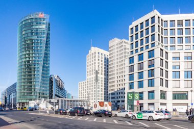 Berlin, Almanya - 19 Mart 2024: Potsdam Meydanı 'nda gündoğumu - Potsdamer Platz - modern gökdelen ile Almanya' da