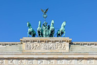 Berlin, Almanya - 19 Mart 2024: Berlin Brandenburg Kapısı 'nda ünlü tarihi Quadriga