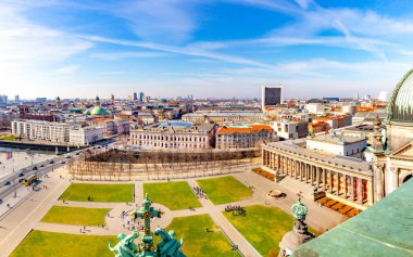 Berlin, Almanya - 19 Mart 2024: Kubbe platformundan eski batı kısmına bakan Berlin silueti