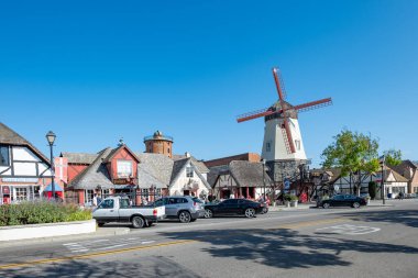 Solvang, California, ABD - 22 Nisan 2019: Santa Barbara County 'deki eski Solvang tarihi caddesi. Danimarka Köyü popüler bir turistik merkezdir..