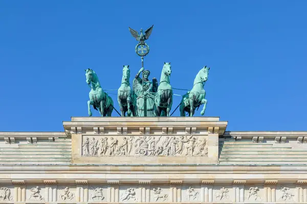 Berliini Saksa Maaliskuuta 2024 Kuuluisa Historiallinen Quadriga Brandenburgin Portilla Berliinissä — kuvapankkivalokuva