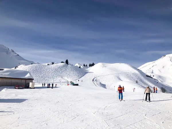 Lech Austria Januari 2024 Orang Orang Menikmati Ski Daerah Alpen Stok Gambar