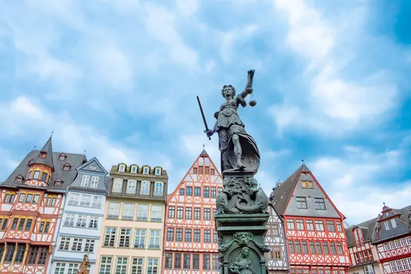 Frankfurt April 2024 Statue Der Jungfrau Gerechtigkeit Mit Altem Brunnen Stockbild