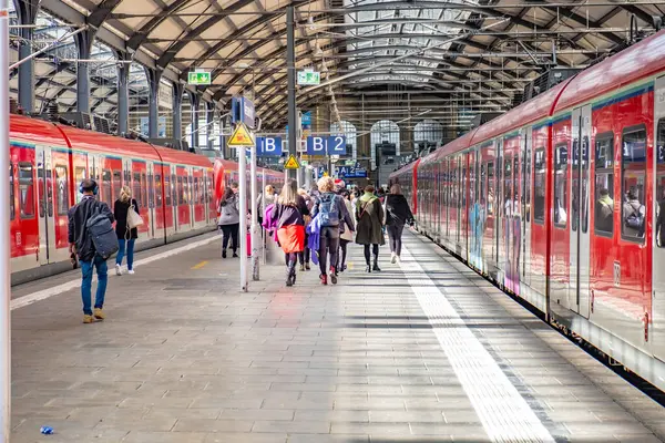 Wiesbaden Tyskland April 2024 Folk Skyndar Sig Till Tåget Wiesbaden Royaltyfria Stockfoton