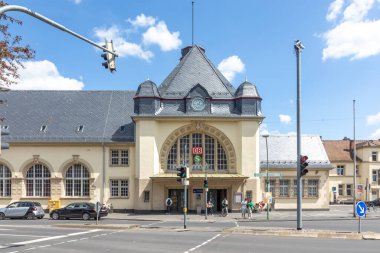 Friedberg, Almanya - 9 Mayıs 2024: Friedberg tren istasyonu 1913 yılında açıldı ve bugün Frankfurt 'tan S6 tramvay hattı hizmet vermektedir..