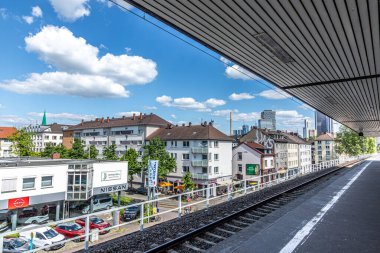 Frankfurt, Almanya - 8 Mayıs 2024: Tren istasyonu Frankfurt West 'te insanlar tren istasyonundaki bir sonraki tramvay hattı için gökyüzü manzaralı bir şekilde bekliyorlar.