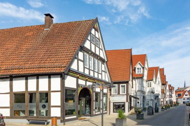 Detmold, Almanya - 11 Mayıs 2024: Eski Detmold kasabasındaki tarihi yarı keresteli evler sabahın erken saatlerinde.