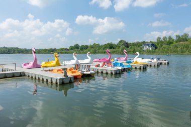 Schieder-Schwalenberg, Almanya - 11 Mayıs 2024: insanlar oyun parkı, pedal botları ve yiyecek ile Almanya 'daki Emmer Rezervuarı' nda eğleniyorlar..