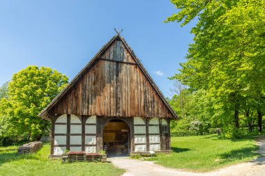 Detmold, Almanya - 12 Mayıs 2024: Açık hava müzesindeki eski çiftlik evine bakın, Kuzey Ren Vestfalyası, Almanya.