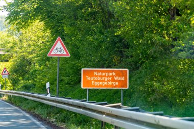 Kirchheim, Almanya - 11 Mayıs 2024: Teutoburger Wald tabelasıyla cadde boyunca sürüş - Egger dağları ile ulusal park teutoburger ormanı