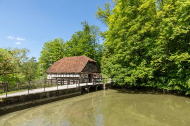 Detmold, Almanya - 12 Mayıs 2024: Açık hava müzesindeki eski su değirmenine bakın, Kuzey Ren Vestfalyası, Almanya.