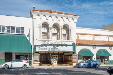 Ventura, ABD - 24 Nisan 2019 Sanat deco vintage tarzı sinemayla şehir merkezi Ventura, Kaliforniya, ABD.
