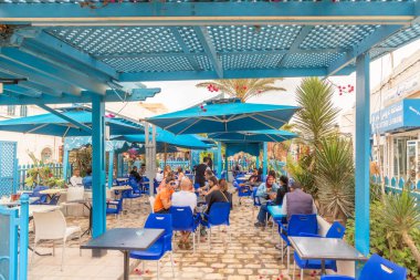 Houmt El Souk, Tunus - 30 Nisan 2024: insanlar Hawna 'daki eski kapalı suq' taki çay evinin keyfini çıkarıyorlar. Çay evi, yerel halkın konuşma ve haber değiştirme noktasıdır..