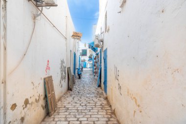 Houmt El Souk, Tunesya - 30 Nisan 2024: Houmt El Souk, Tunesia 'daki Çarşı' da eski dar bir yol