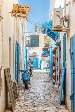 Houmt El Souk, Tunesya - 30 Nisan 2024: Houmt El Souk, Tunesia 'daki Çarşı' da eski dar bir yol