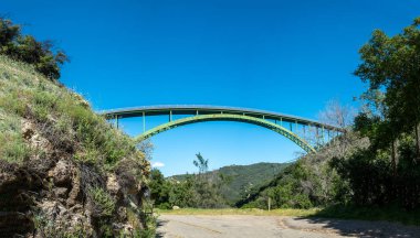 Santa Barbara yakınlarındaki Güney Kaliforniya'da Cold Springs Köprüsü