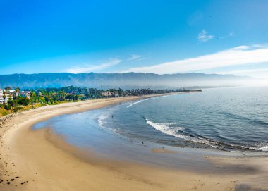 Palmiye ağaçları ve Santa Barbara 'nın kumlu plajlarıyla sahil gezintisi, ABD