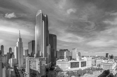 Dallas, ABD - 6 Kasım 2023: Ön planda yüzme havuzuyla Dallas 'ın ufuk çizgisi manzarası.