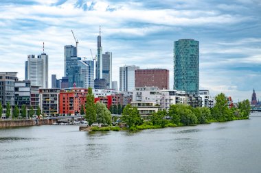 Frankfurt, Almanya - 27 Mayıs 2024: Frankfurt 'un manzaralı silueti nehir kıyısından batı limanı ile görüldü