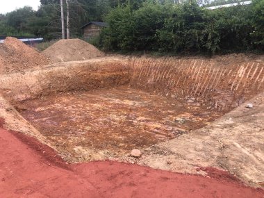 Doğa manzarasında bir aile evi inşa etmek için oyma çukuru