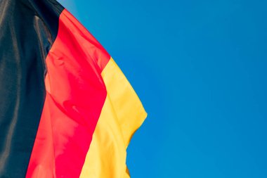 Açık mavi gökyüzü altında Alman bayrağının ayrıntıları