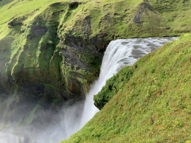 Şelale, Gluggafoss. Güneşli bir günde Hvolsvollur, İzlanda yakınlarında Merkjarfoss olarak da bilinir.