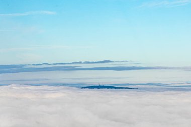 Hesse 'deki Feldberg' in tepesinde bulutlu bir gökyüzü ve Almanya 'daki zirvede bir kule var.
