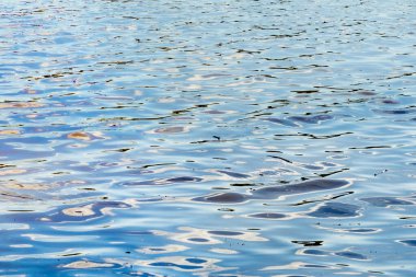 Nehirdeki desenli su yüzeyi deseni