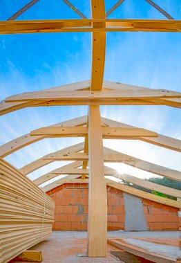 İnşaat alanında kiremitleri eksik olan ahşap çatı inşaatı detayları