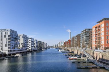 Frankfurt 'un batı limanına, nehir kıyısında. Çatı katları, kişisel tekne iskelesi, apartmanlar ve pahalı yaşam alanı olan modern bir siluet...