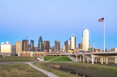 Günbatımında Dallas 'ın manzaralı silüeti