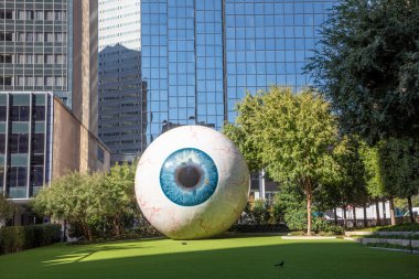 Dallas, ABD - 6 Kasım 2023: The Giant Eyeball, Teksas şehir merkezindeki Joule Hotel bahçesinde bulunan bir heykel..