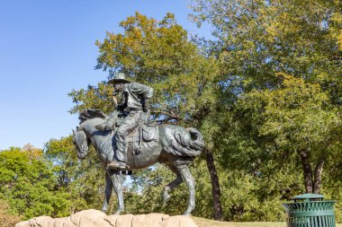 Dallas, ABD - 6 Kasım 2023: Dallas, Teksas 'taki Pioneer Plaza' da bir dereden geçen Longhorn sığır sürüsünün heykeli.