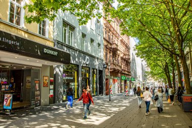 Wiesbaden, Almanya - 25 Mayıs 2024: Wiesbaden şehir merkezindeki depo ve alışveriş merkezi cephesi.