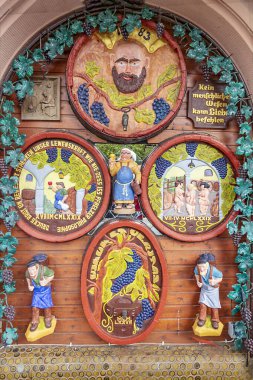 Götveren, Almanya - 26 Mayıs 2024: Aşk ve Şarap ile ilgili geleneksel atasözleri ve atasözü kein menschliches Wesen kann Liebe befehlen ile eski tarihi şarap fıçılarına bakın - hiçbir insan Aşk sipariş edemez.