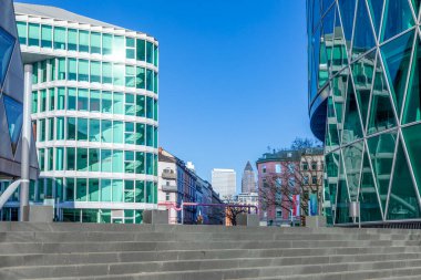 Frankfurt, Almanya - 28 Şubat 2023: Frankfurt 'un batı liman kulesine bakın nehir kıyısında, çatı katları, daireleri ve pahalı yaşam alanları olan modern bir siluet...