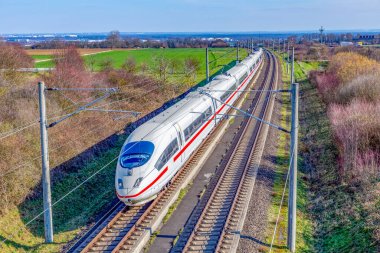 Raunheim, Almanya - 28 Şubat 2023: Alman Demiryolu İşletmeleri ICE treni - Deutsche Bahn - Almanya 'nın kırsal kesiminde bir köprüyü geçti