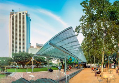 Houston, ABD - 20 Ekim 2023: İnsanlar Houston şehir merkezindeki pazar meydanında toplanıyor ve günbatımının tadını çıkarıyorlar..