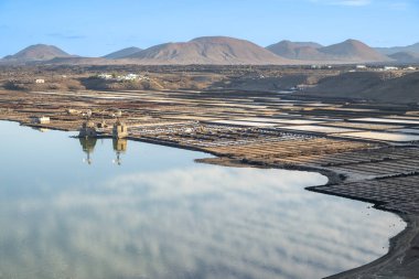 İspanya, Lanzarote 'deki Janubio' da manzaralı tuz madenleri