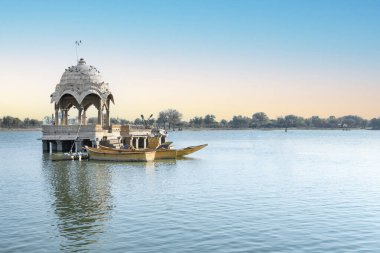 Gadsisar Sagar Gölü 'nde yağmur suyu depolamak ve Hindistan' ın Jaisalmer kenti için istikrarlı bir su kaynağı sağlamak için tarihi binalar bulunmaktadır..