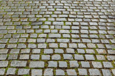 Islak çakıl taşı deseni harmonik bir arkaplan verir