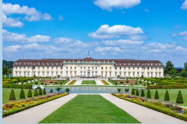 Kraliyet sarayına giriş - panoramik manzara. Baden-Wurttemberg, Ludwigsburg, Güney Almanya