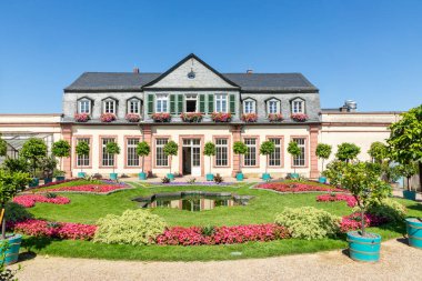 Almanya 'nın Bad Homburg şatosunda manzaralı bir turuncu.