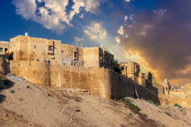 Hindistan, Rajasthan 'daki tarihi Jaisalmer Kalesine bakın.