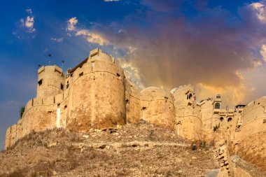 Hindistan, Rajasthan 'daki tarihi Jaisalmer Kalesine bakın.