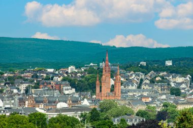 Arkaplanda pazar kilisesi ve Taunus dağları ile Wiesbaden 'in ufuk çizgisi manzarası